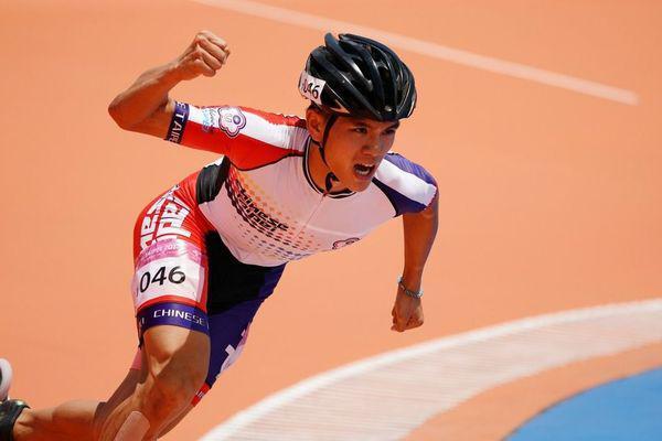 在世大運滑輪溜冰男子10000m計點淘汰賽中，勇奪金牌的中山大學企管系學生陳彥成，因長相貌似，被媒體稱作是「溜冰界」的彭于晏。圖片