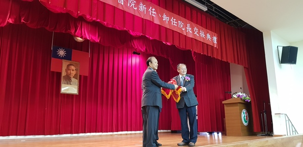 張宏泰(右)接任高雄市立聯合醫院院長圖片