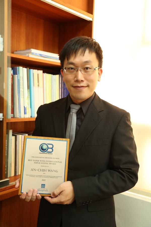 國立中山大學人力資源管理研究所副教授王安智長期研究「華人領導理論」，今年奪得全球最大的美國管理學會組織行為組「最佳跨國啟示論文獎」。圖片