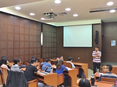 學生演講後發問圖片