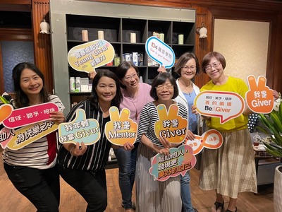 圖二：擔任Giver導師計畫的人管所校友，蘇麗美(左二)、張雄喬(右二)圖片