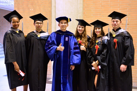NTU來台第一屆學生左起英生Mkhithika Karen Nkululeko、台生劉益廷、陳世哲院長、法生Chloe Tiozzo、義生Spiga Grazia、法生Deloras Sacha圖片
