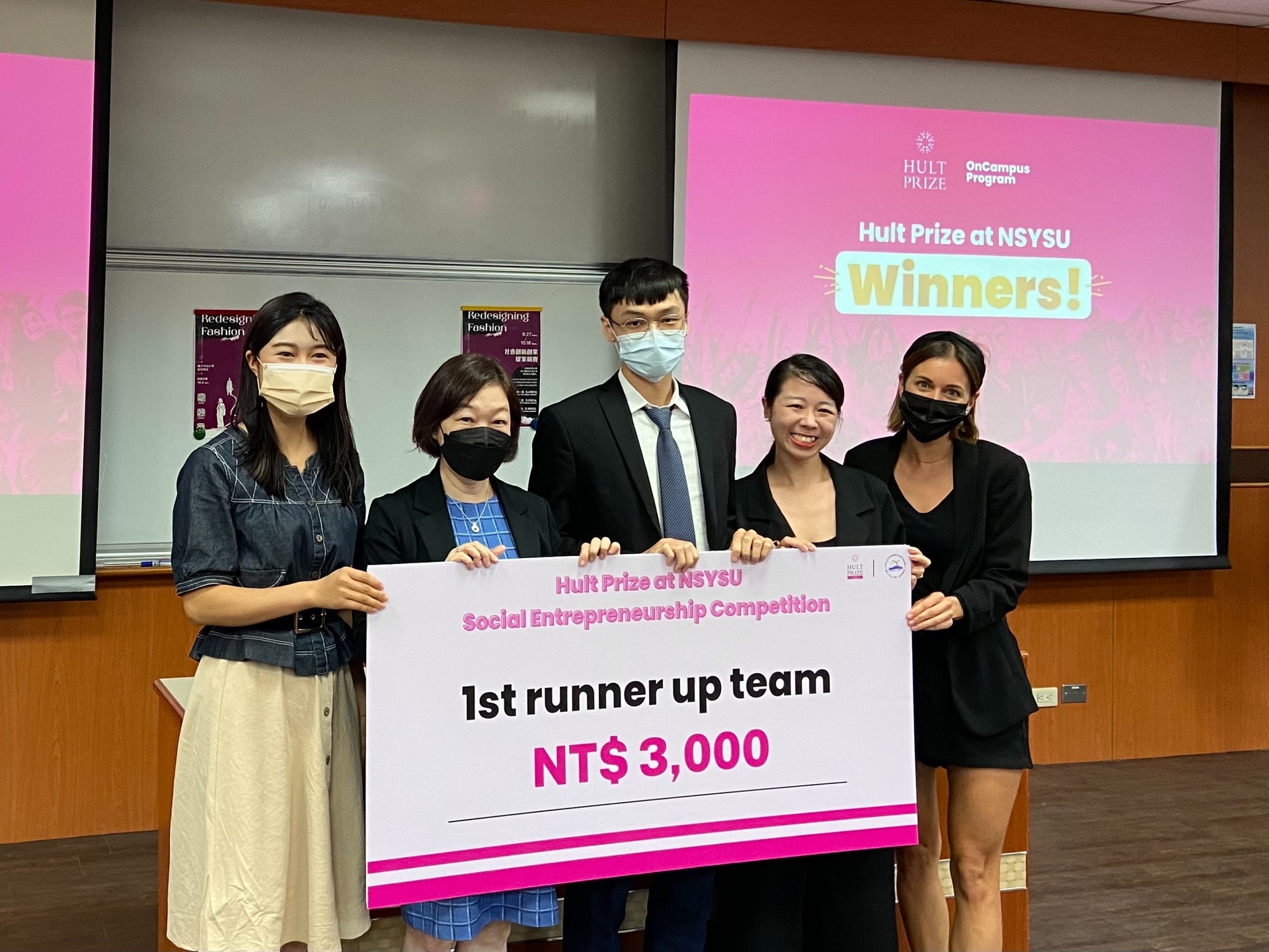 Judge, Mrs. Chen, awarded the first runner-up team “The Fashion Bank”Image