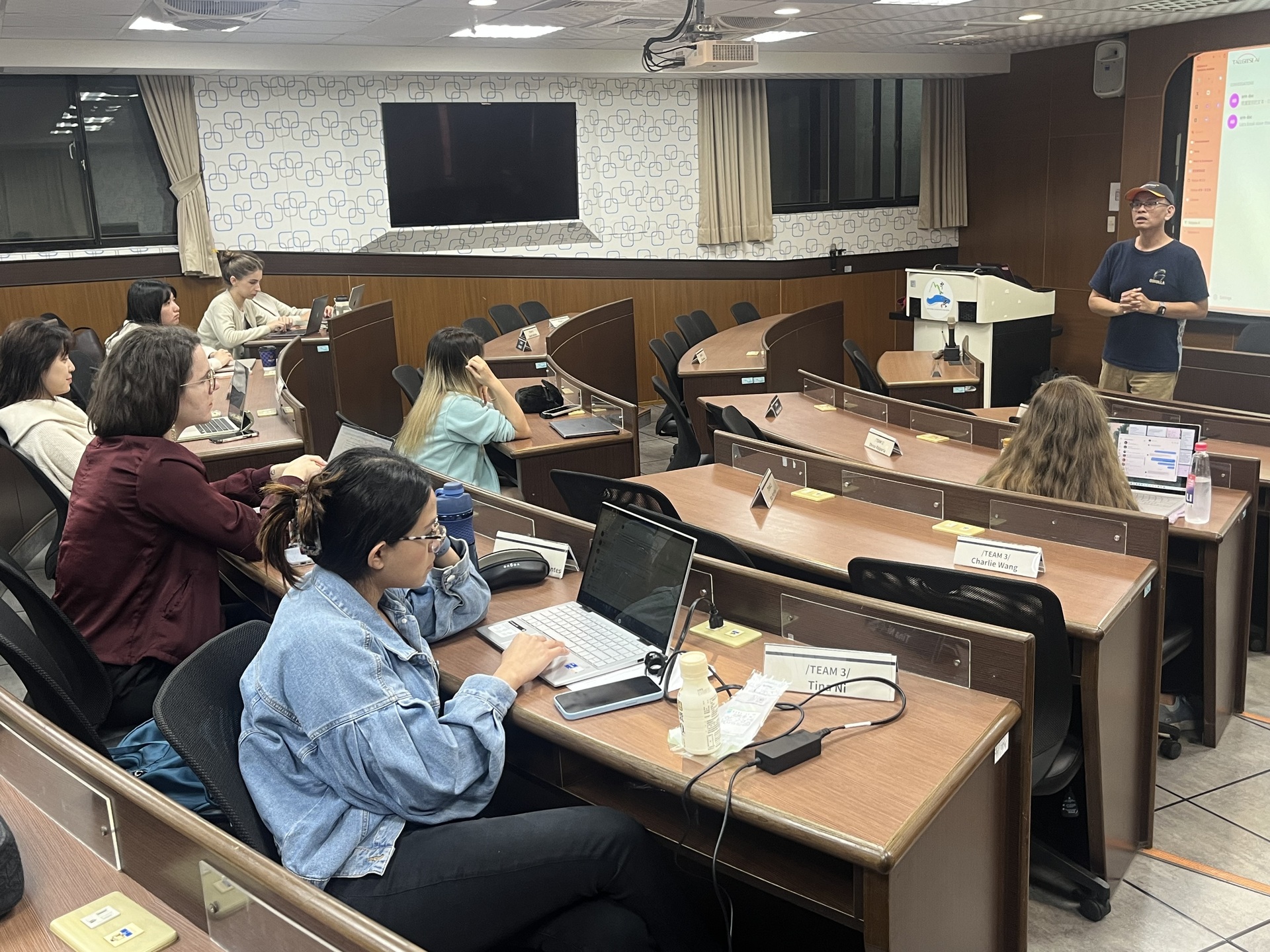 朱宜振先生向同學們說明Tallgeese AI如何解決企業運營所遇到的痛點圖片