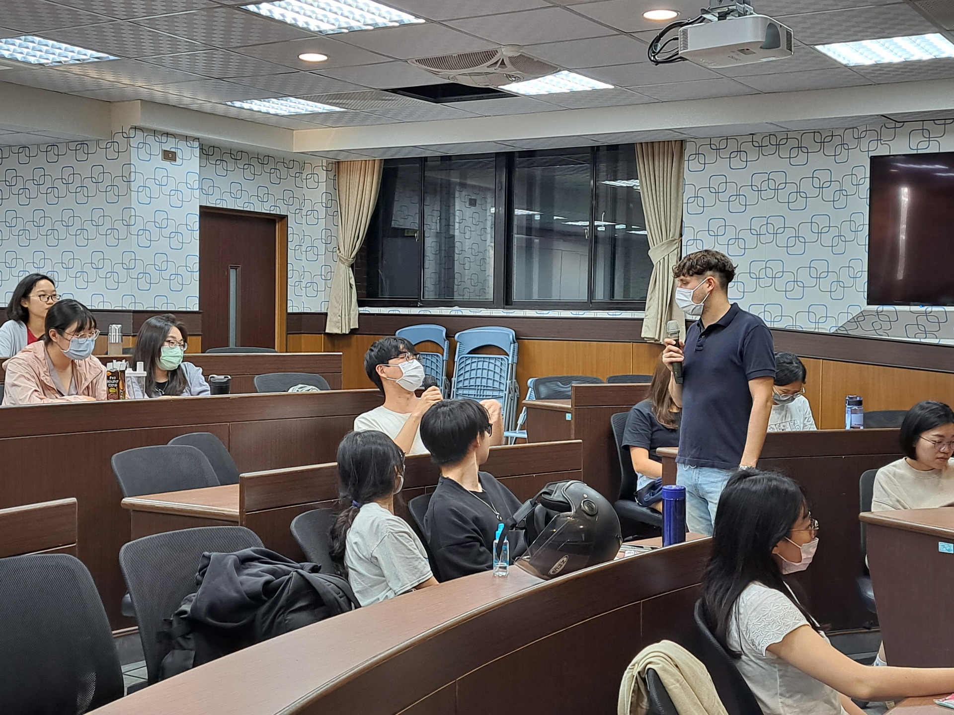 同學積極回應講師的提問圖片