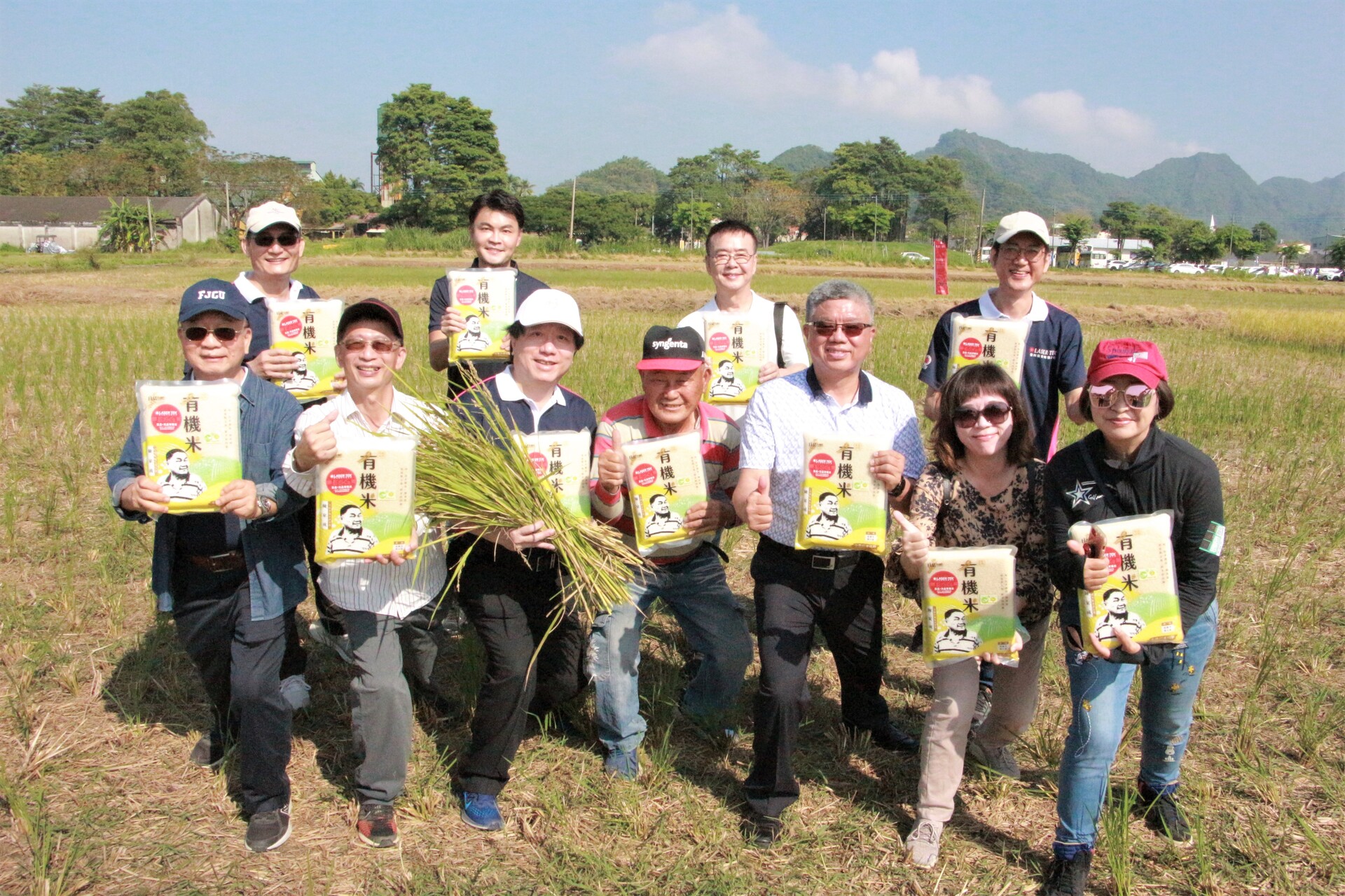 The university connects enterprises and cooperates with local organic farmers to harvest rice together. Front row from the second to the left: Associate Dean of the College of Management Jui-kun Kuo, Laser Tek Chairman of the Board Tsai-hsing Cheng, and Chia-cheng Chen of Ri-pin Organic Rice. Back row, from left to right: Laser Tek General Manager Meng-i Huang, NSYSU’s Institute of Public Affairs Management instructor Sheng-yuan Wang, Kaohsiung Philharmonic Cultural and Arts Foundation CEO Hung-chang Chu, Laser Tek Vice President Hsueh-i Hsiung.