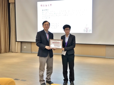 TAOM理事長蔡維奇教授(左)頒發傑出論文獎狀給林玠妤圖片