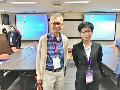林玠妤(右)與論文發表主持人、台大工商管理學系戚樹誠教授(左)