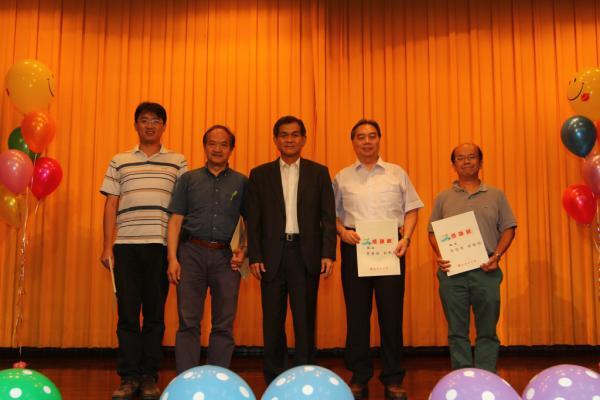 表揚服務滿10年資深優良教師，李英俊老師(右二)圖片