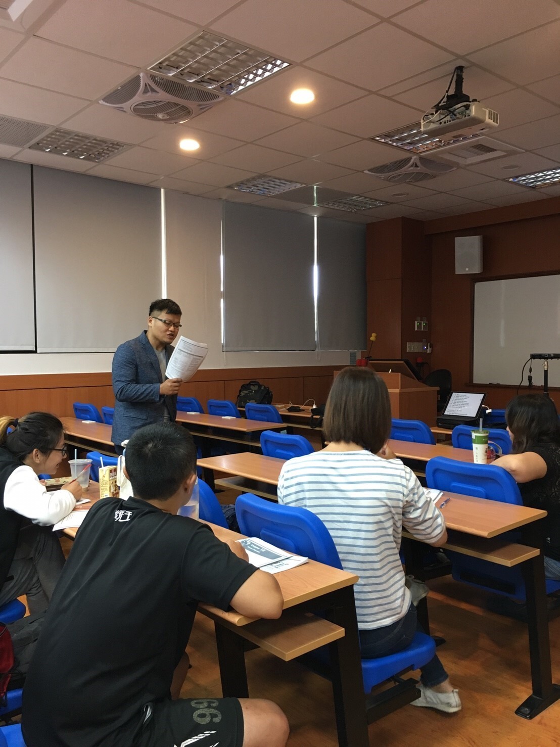 管院聘請Lewis老師協助即將啟程就讀雙學位學生英語檢定準備圖片