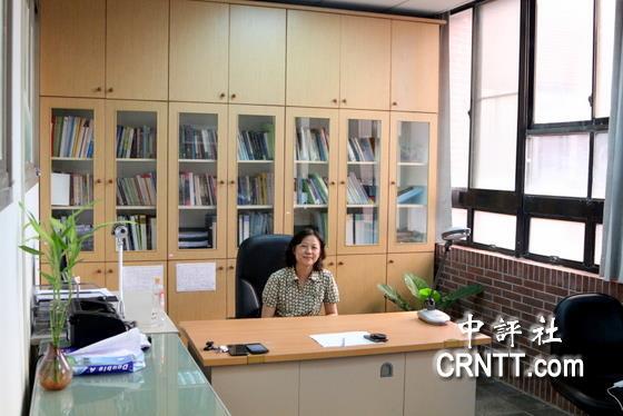 譚躍說，她非常喜歡依山傍海的中山大學，也喜歡自己的寬敞明亮的研究室，她願意在這裡幫助更多的人。（中評社 高易伸攝）圖片