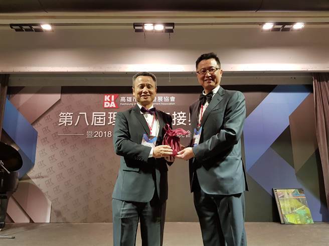 國內冷鏈物流設備知名企業邰利公司副總經理陳昭男（右），接過印信，今晚接任高雄市產業發展協會第8屆理事長。（圖／顏瑞田攝）圖片