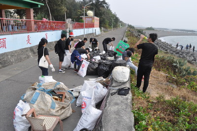 中山《水行俠》　資管所學生耶誕前夕護海洋揪淨灘（中山新聞）圖片