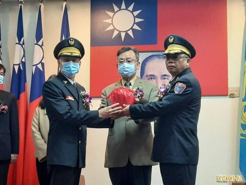 澎湖縣政府新卸任消防局長交接，由縣長賴峰偉監交印信。（記者劉禹慶攝）圖片
