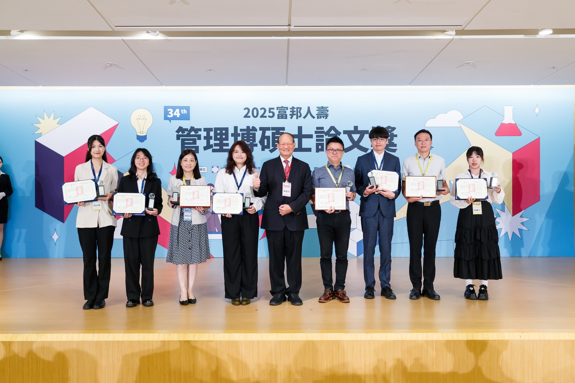 紀乃文老師與胡慧如同學及同組得獎者合影圖片