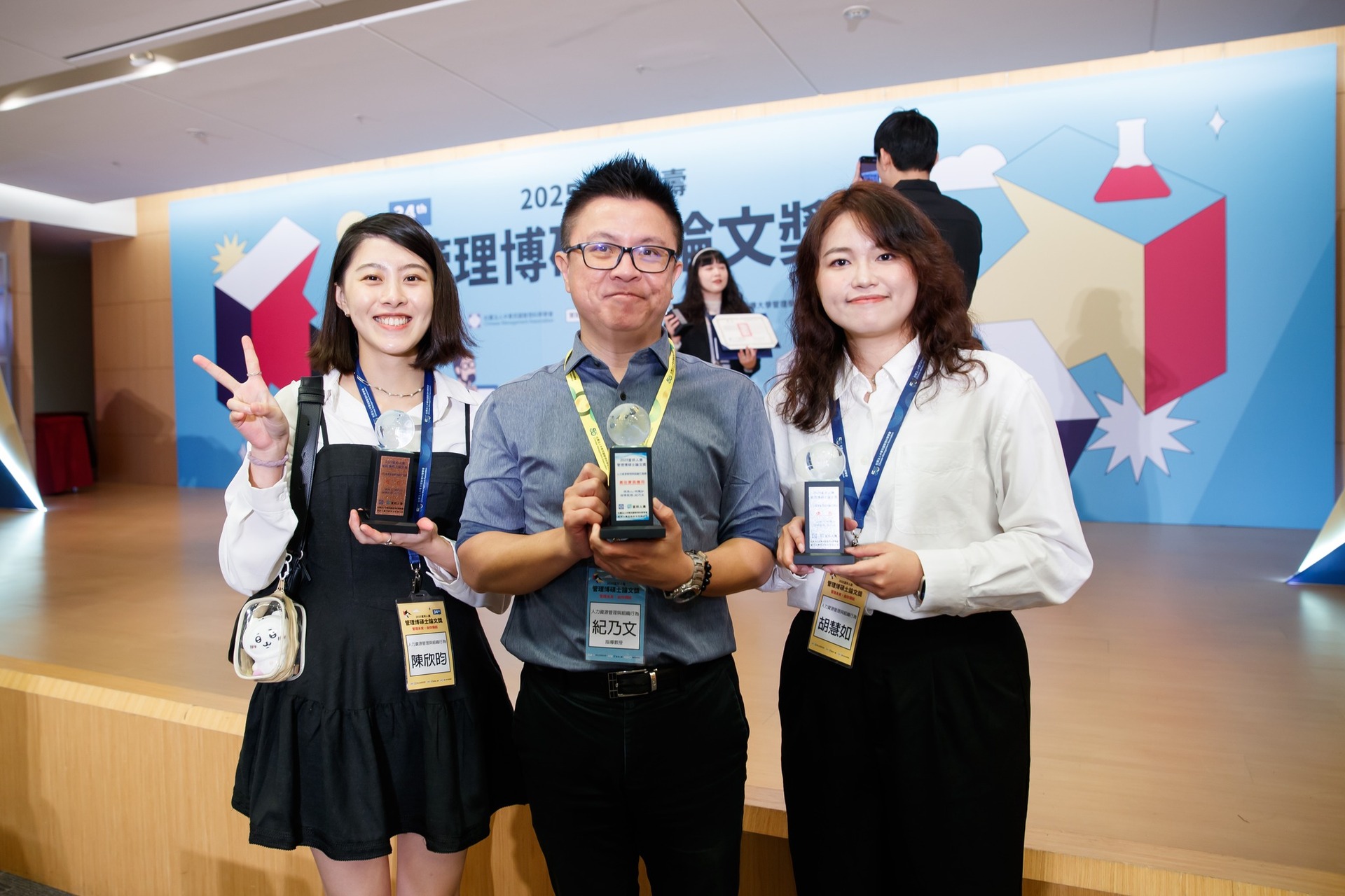紀乃文老師與兩位學生胡慧如、陳欣昀合影圖片
