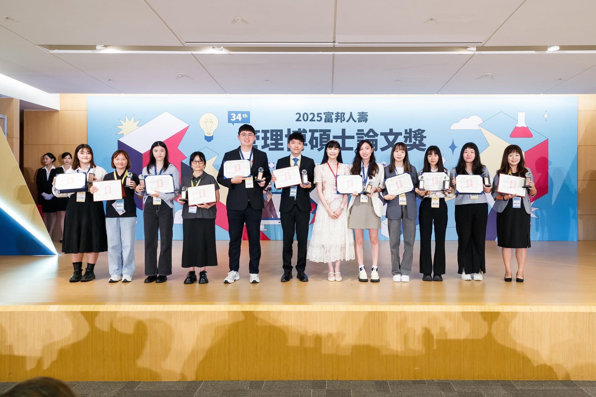 周軒逸老師與古湞宇及同組得獎者合影圖片