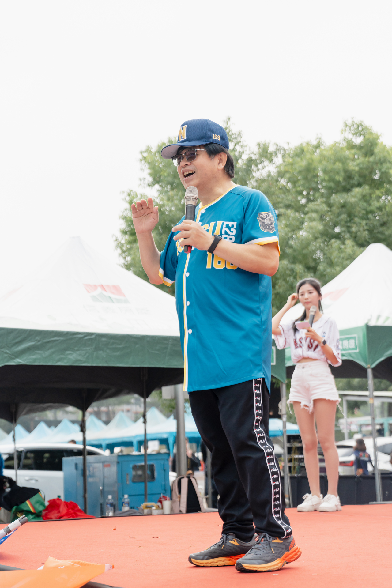 管院林豪傑院長穿著球衣活力致詞圖片