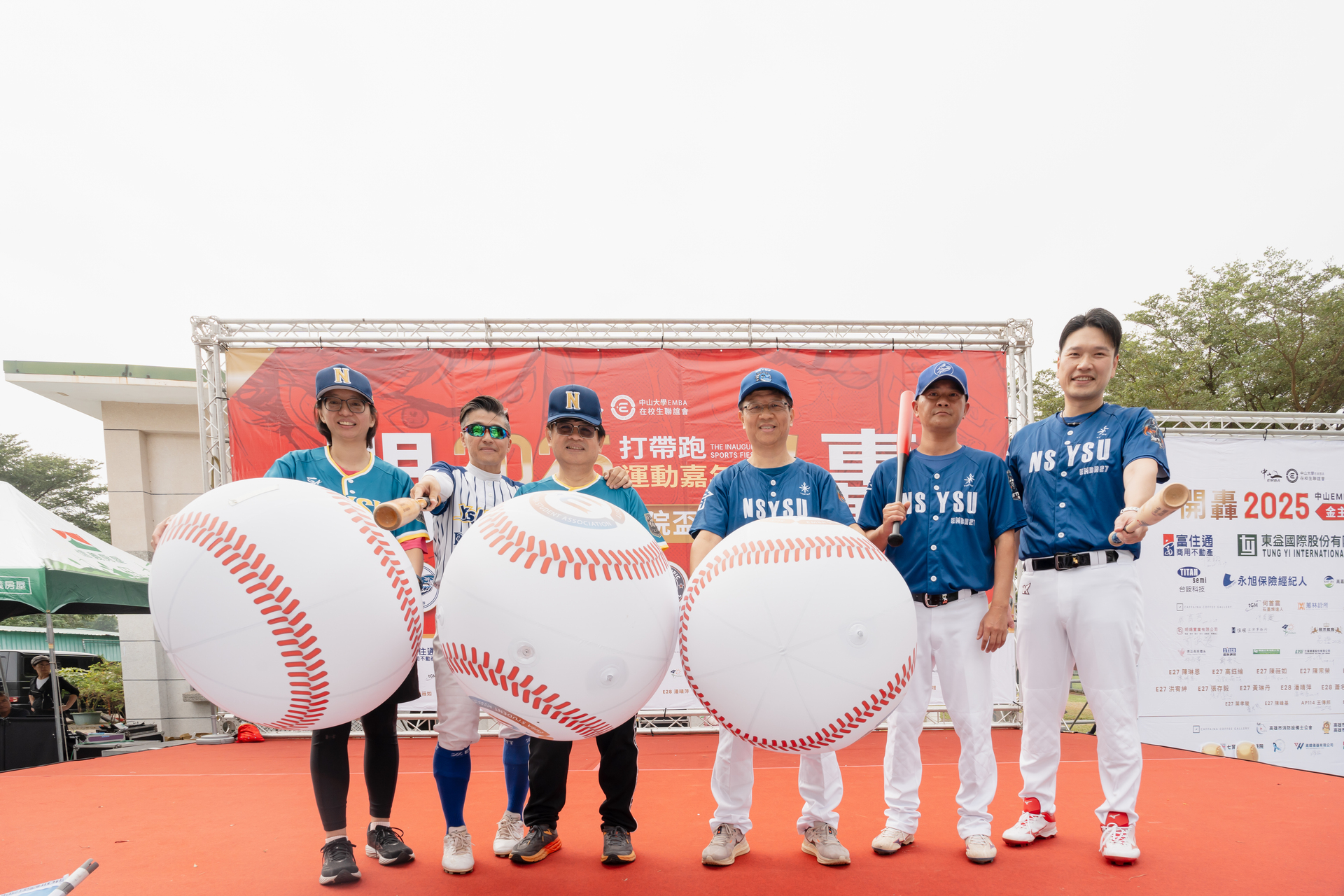 開球儀式由管院林豪傑院長、黃明新副院長、EMBA蔡佳芬執行長與E聯會何英翰會長一同進行開球圖片