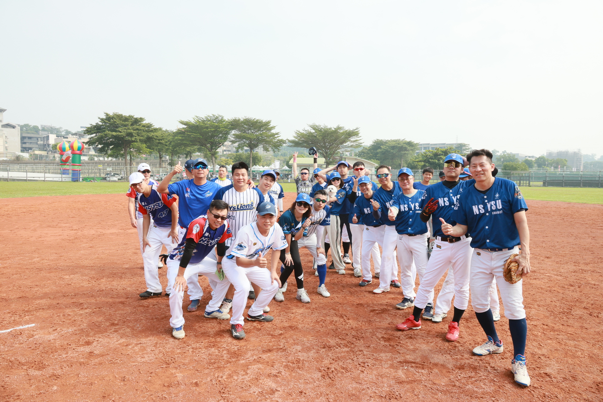 中山聯隊「世界一等一」 與E27球場留影圖片