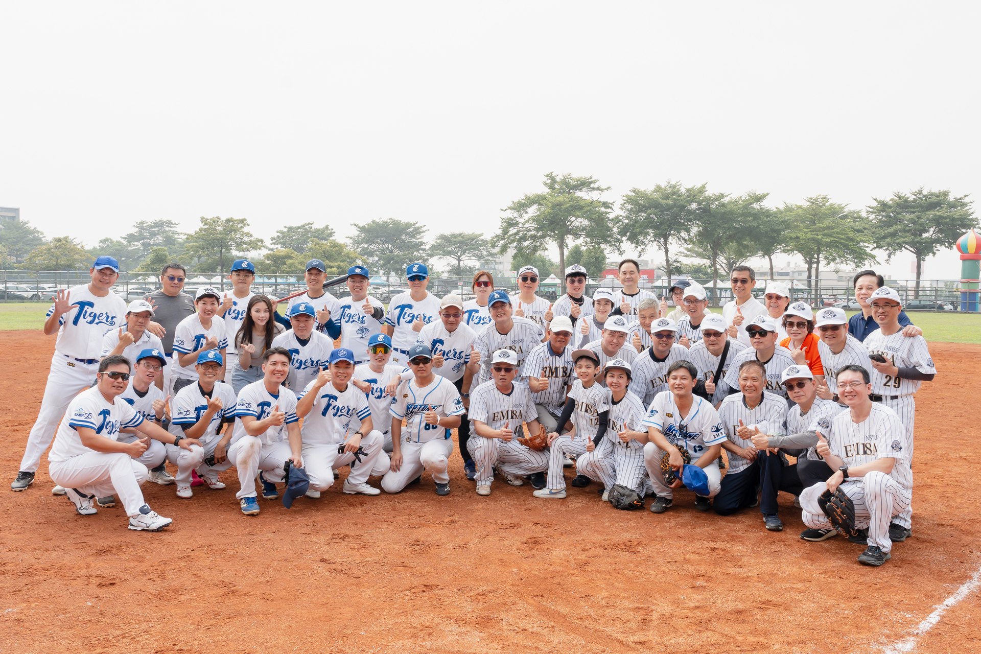 E18A team與E25中山虎 球場上合影圖片