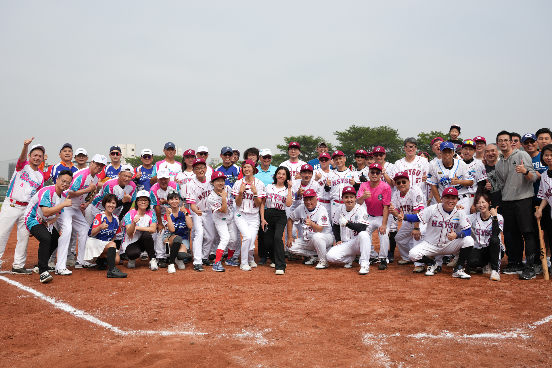 E26中山龍與AP班陳旻男主任、AP愛屁壘球隊合影圖片