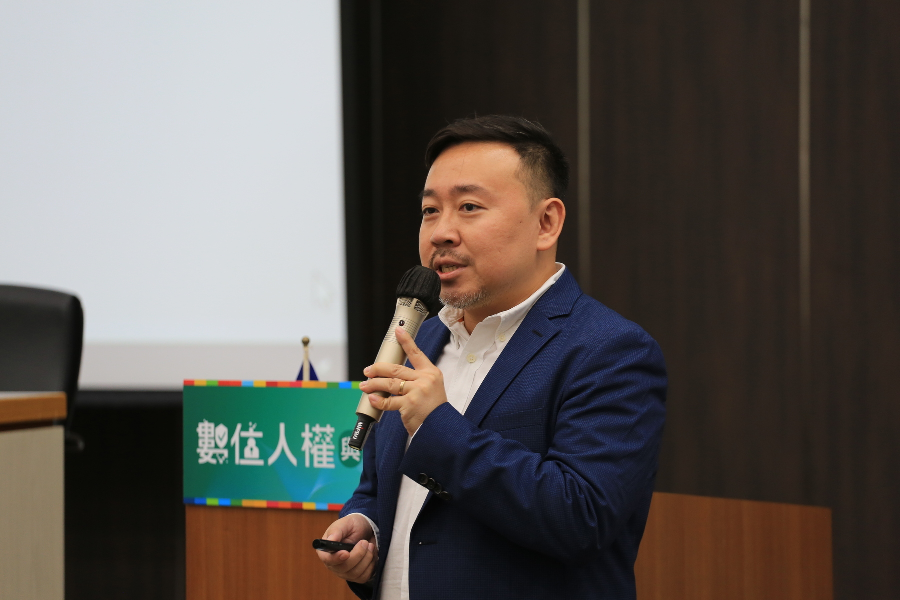 The Digital Human Rights and AI Governance Forum was hosted by Sang-Ju Yu (游尚儒), the Assistant Professor of NSYSU’s Institute of Public Affairs Management and the Chairperson of the Digital Financial Trade and Data Protection Association. Yu presented much enthusiasm in initiating the topics such as digital equivalence, intelligence transformation and governance, and also brought up many innovative concepts such as Ultra-Intelligence Nation and AI Ultra-Future.Image