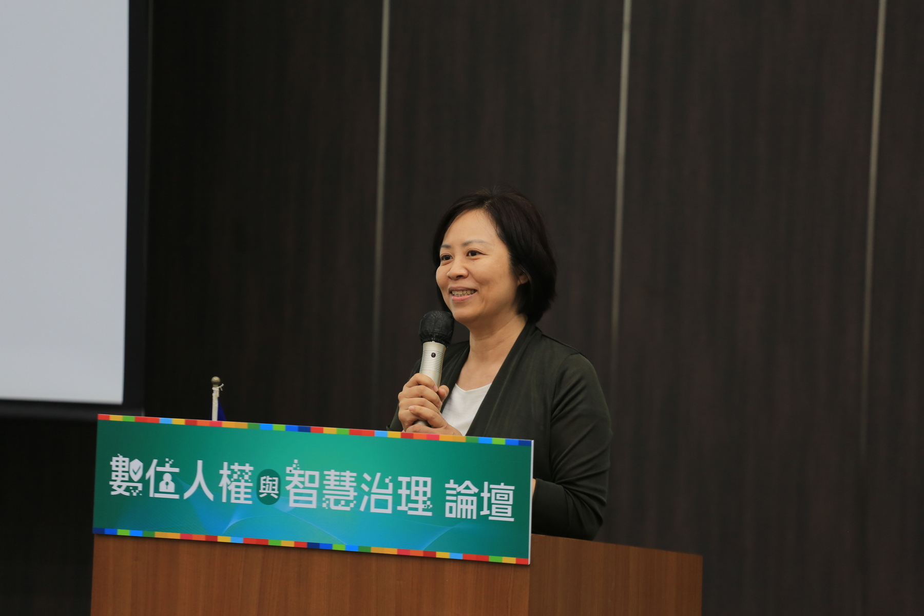 Yen-Wen Peng (彭渰雯), Chair of NSYSU’s Institute of Public Affairs Management, indicated that artificial intelligence should be utilized to bridge digital gaps rather than solely being rejected to prevent corruption.Image