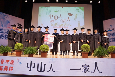 中山EMBA學生出版創業專書，於畢業典禮贈書給母校圖片