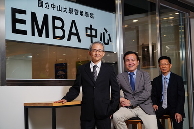 由左至右 中山大學管理學院黃三益院長、中山大學EMBA徐士傑執行長、中山大學亞太EMBA黃明新主任圖片