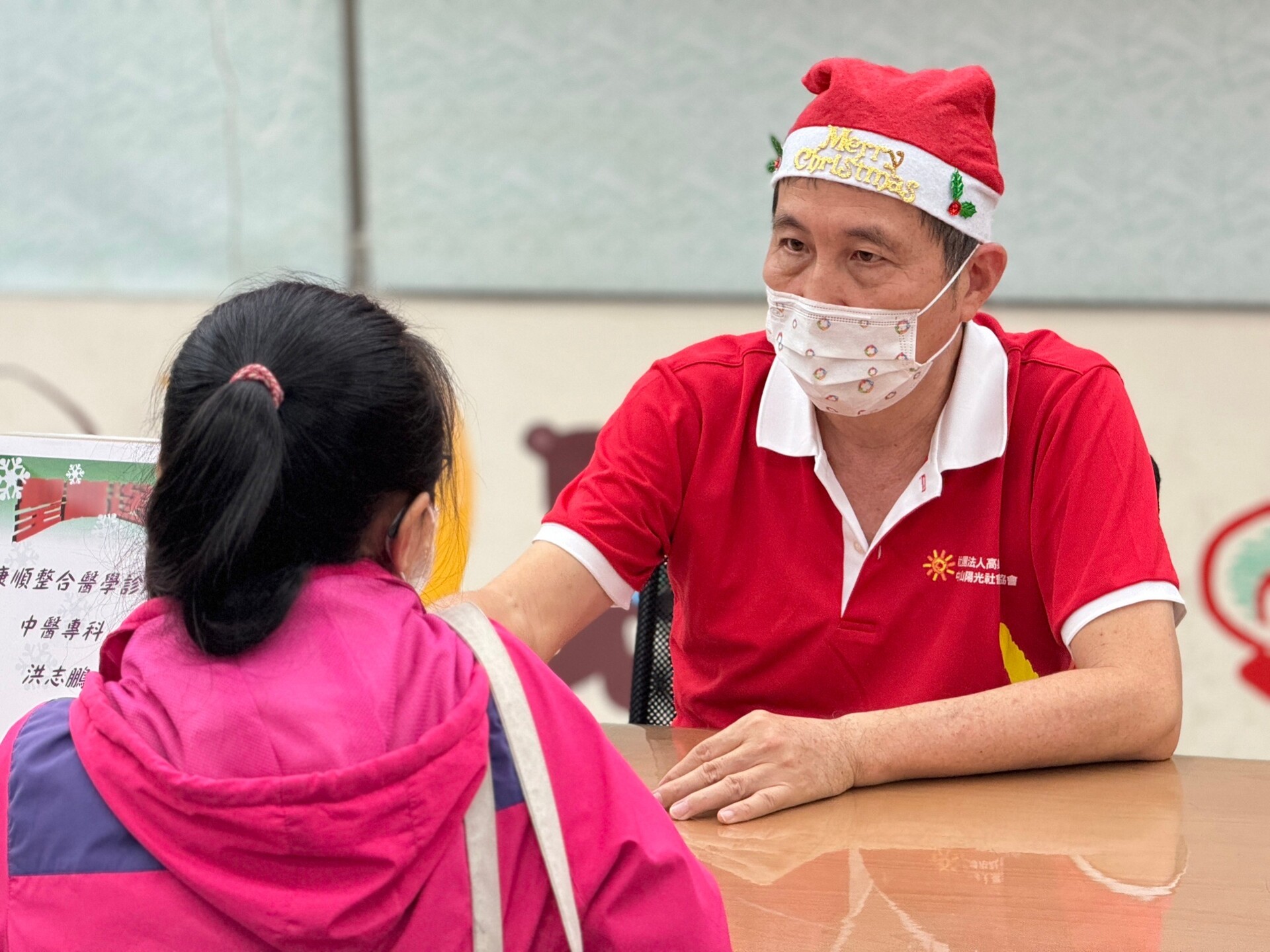 中山陽光學長洪志鵬中醫師協助義診圖片