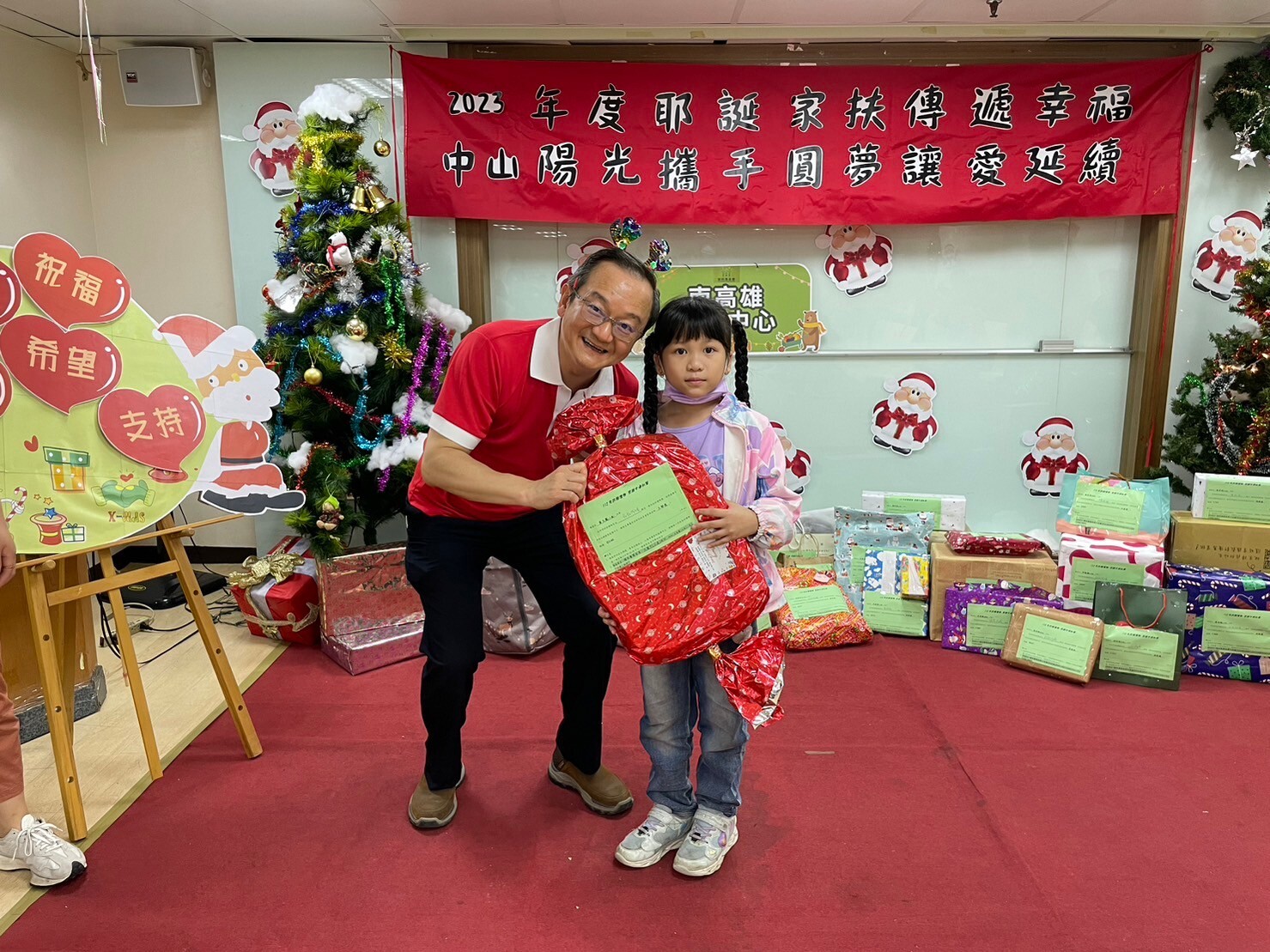 中山陽光成員致贈400份禮物給孩童圖片