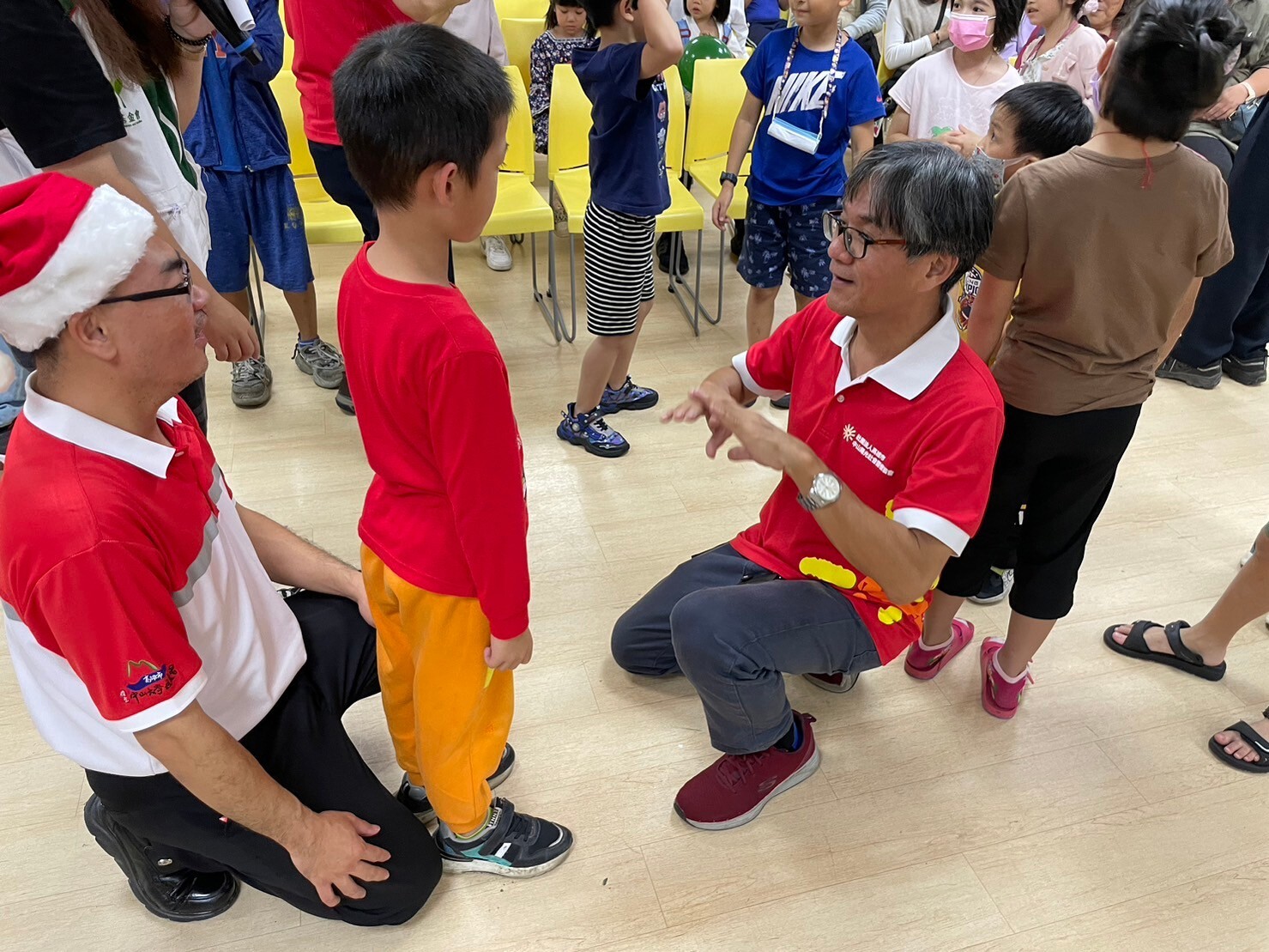 中山陽光學長與孩子們玩遊戲圖片