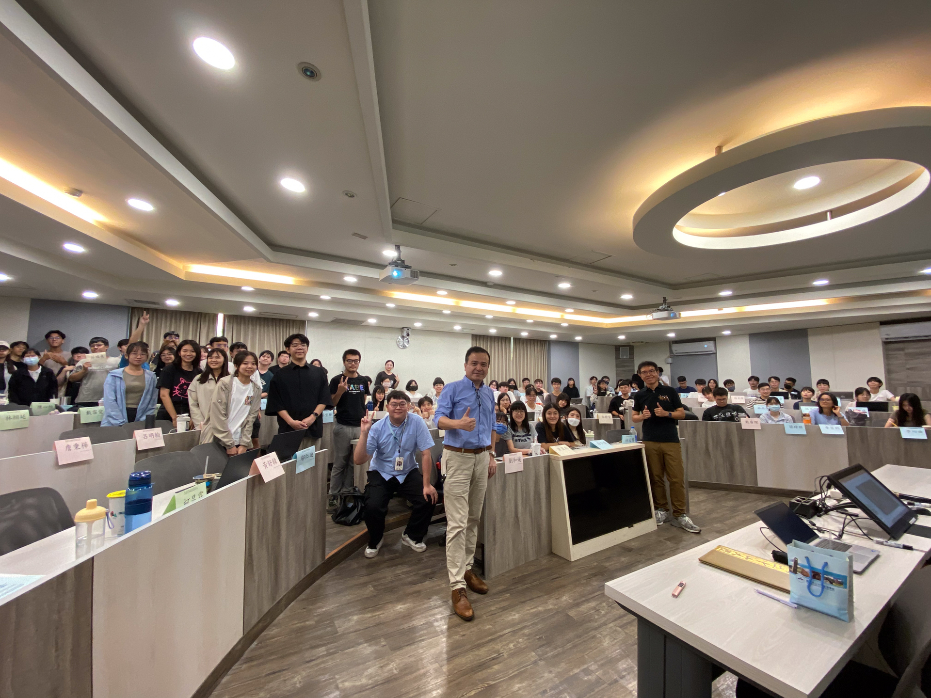 遠欣股份有限公司劉力維副總經理(右前一)、資管系徐士傑系主任(中)，與資管系大四碩一碩二學生合照圖片