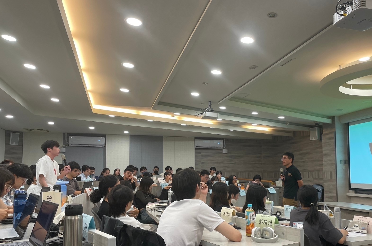 劉副總經理在QA時間細心聆聽同學提問圖片