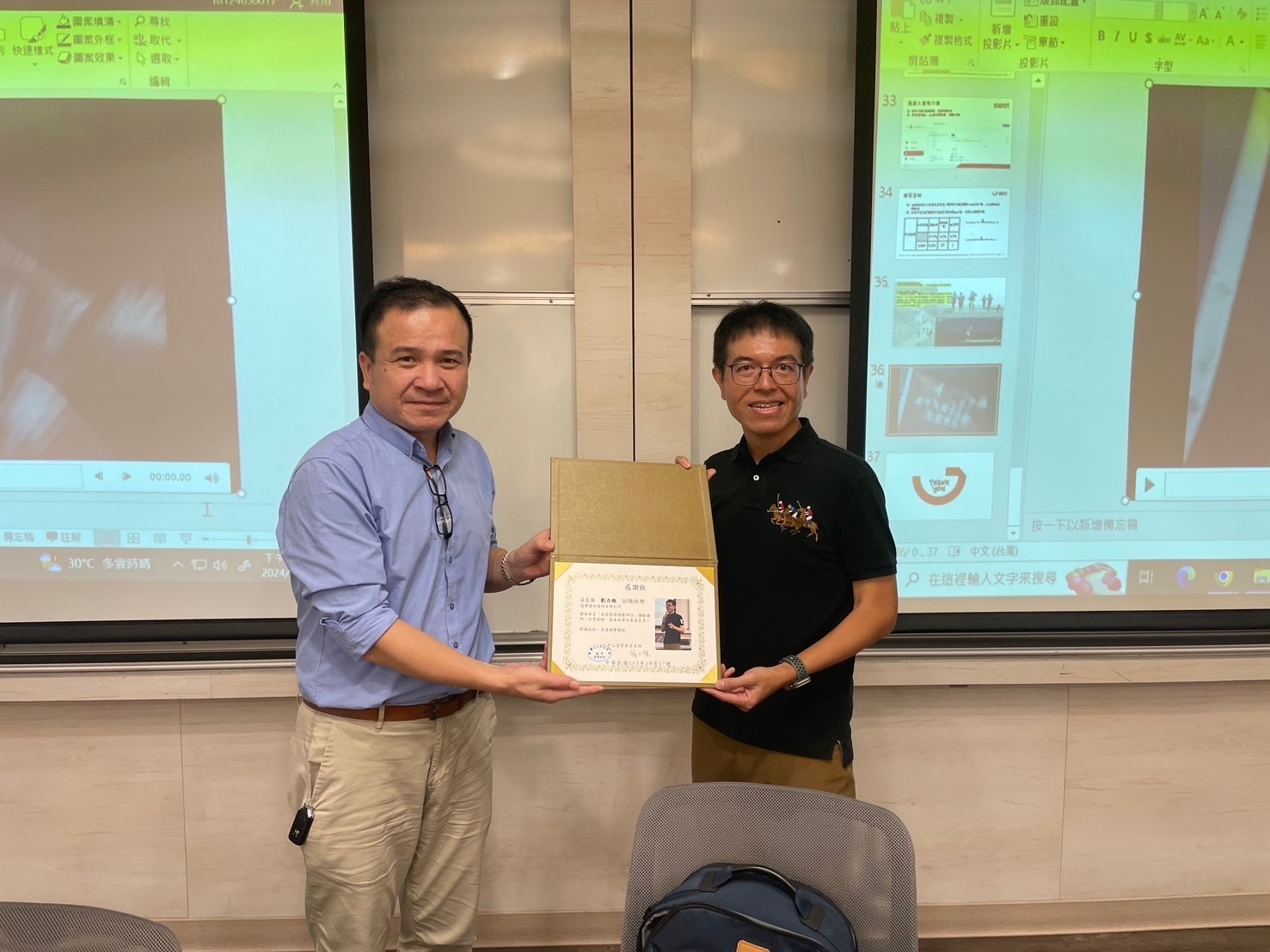徐系主任頒發感謝狀給劉副總經理圖片