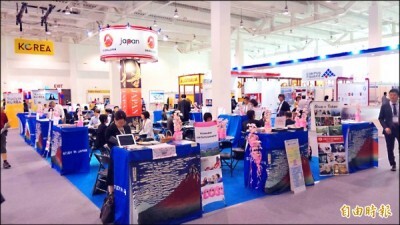 「二○一七亞太國際教育協會年會暨教育展（APAIE 2017）」首度來高雄舉辦，52國設置約240個展覽攤位，是國內最大國際教育盛會。（記者洪定宏攝）圖片