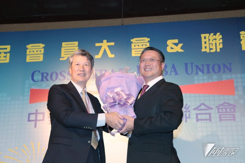 前任理事長宋貴修(左)將印信交予，現任黄烱輝理事長，象徵中華兩岸EMBA聯合會邁向新的里程碑。（圖／陳又嘉攝）圖片