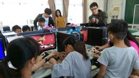 學童十分投入動手組裝VR Cardboard眼鏡
