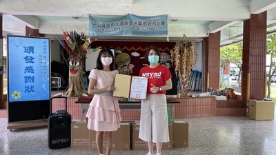 廣安國小王麗英校長(左)代表致贈感謝狀予中山資管林芬慧主任。圖片