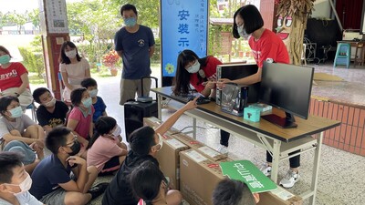 中山資管學生為廣安國小師生示範安裝操作圖片