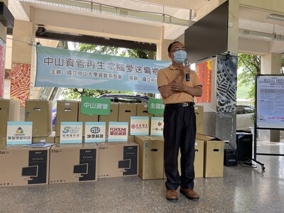 春日國小梁吉成校長感謝中山大學及施富川會長引進很多的資源來協助春日學生圖片