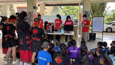 中山大學資管系系學會共16名學生特別接受資訊志工培訓，學習再生電腦整理的知識，至春日鄉春日國小示範電腦安裝操作圖片