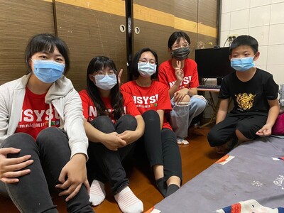 中山大學資管系學生至廣安國小學童家中協助安裝電腦圖片