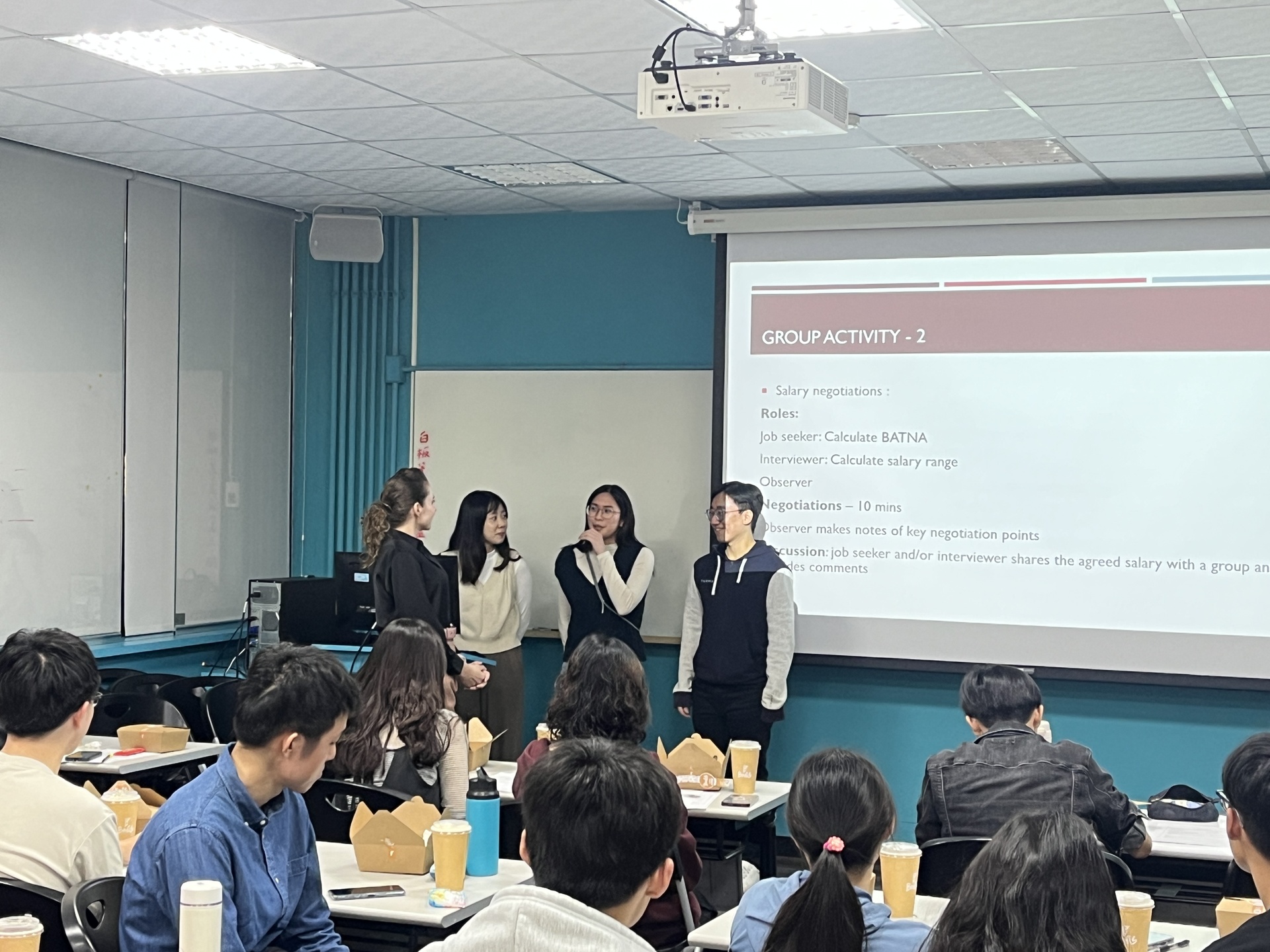 講師 Svetlana Boldina 請學生上台分享經驗圖片