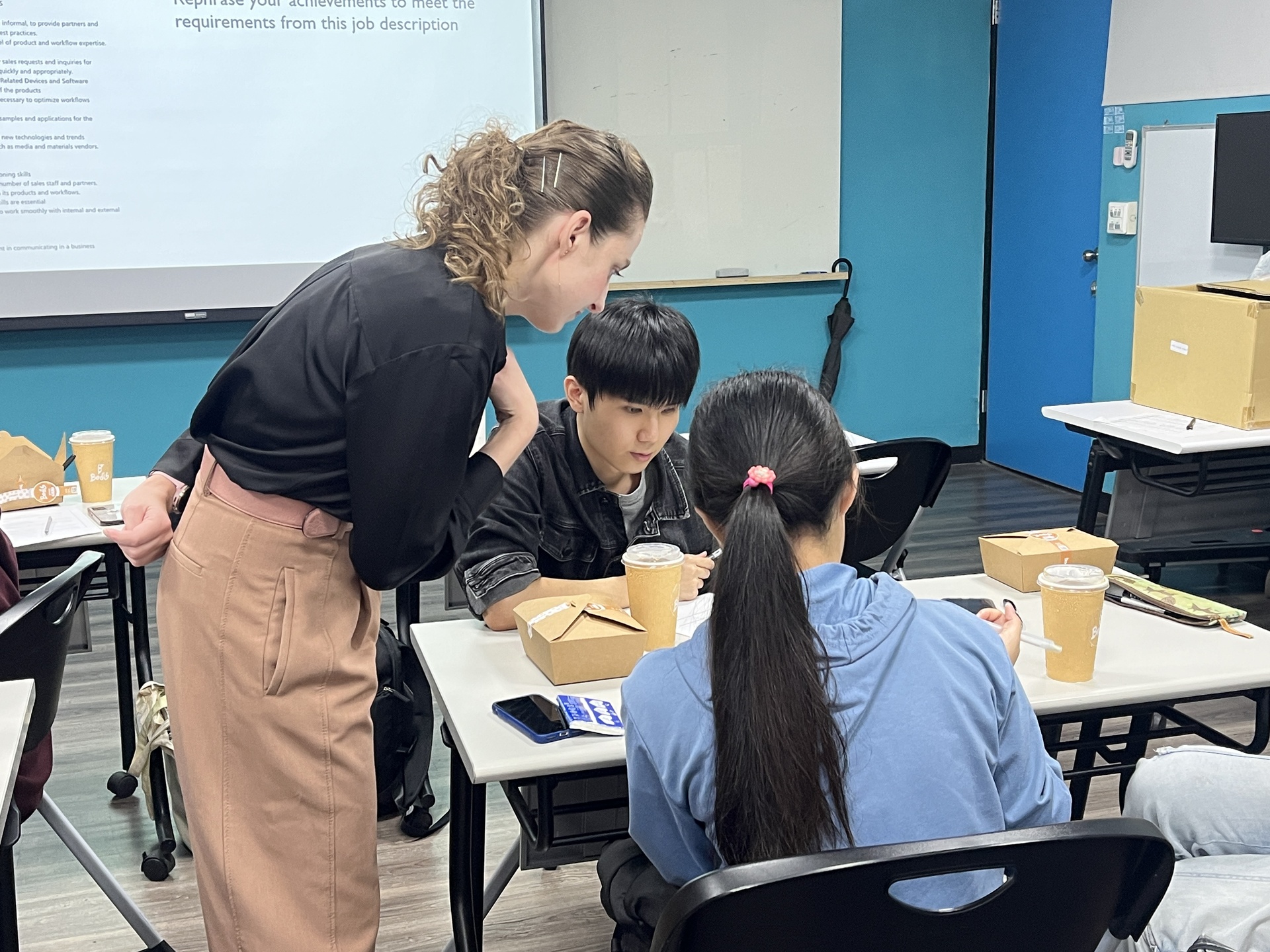 講師 Svetlana Boldina 和學生講解內容圖片