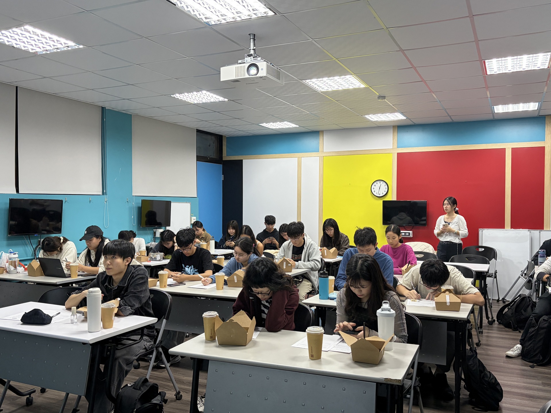 參與學生認真筆記圖片