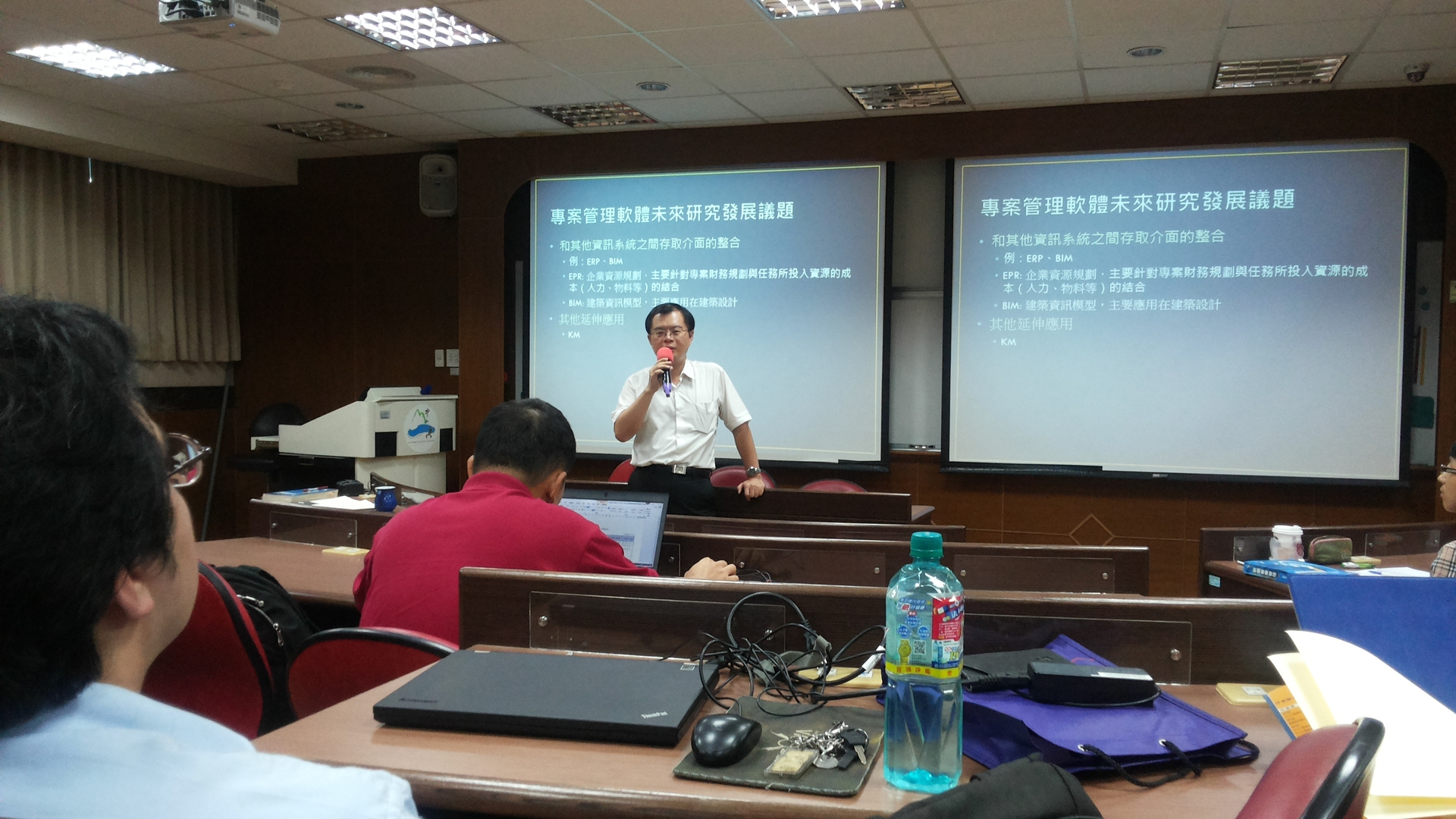 胡瑞賢校友在資管系專案管理課堂上演講實況圖片