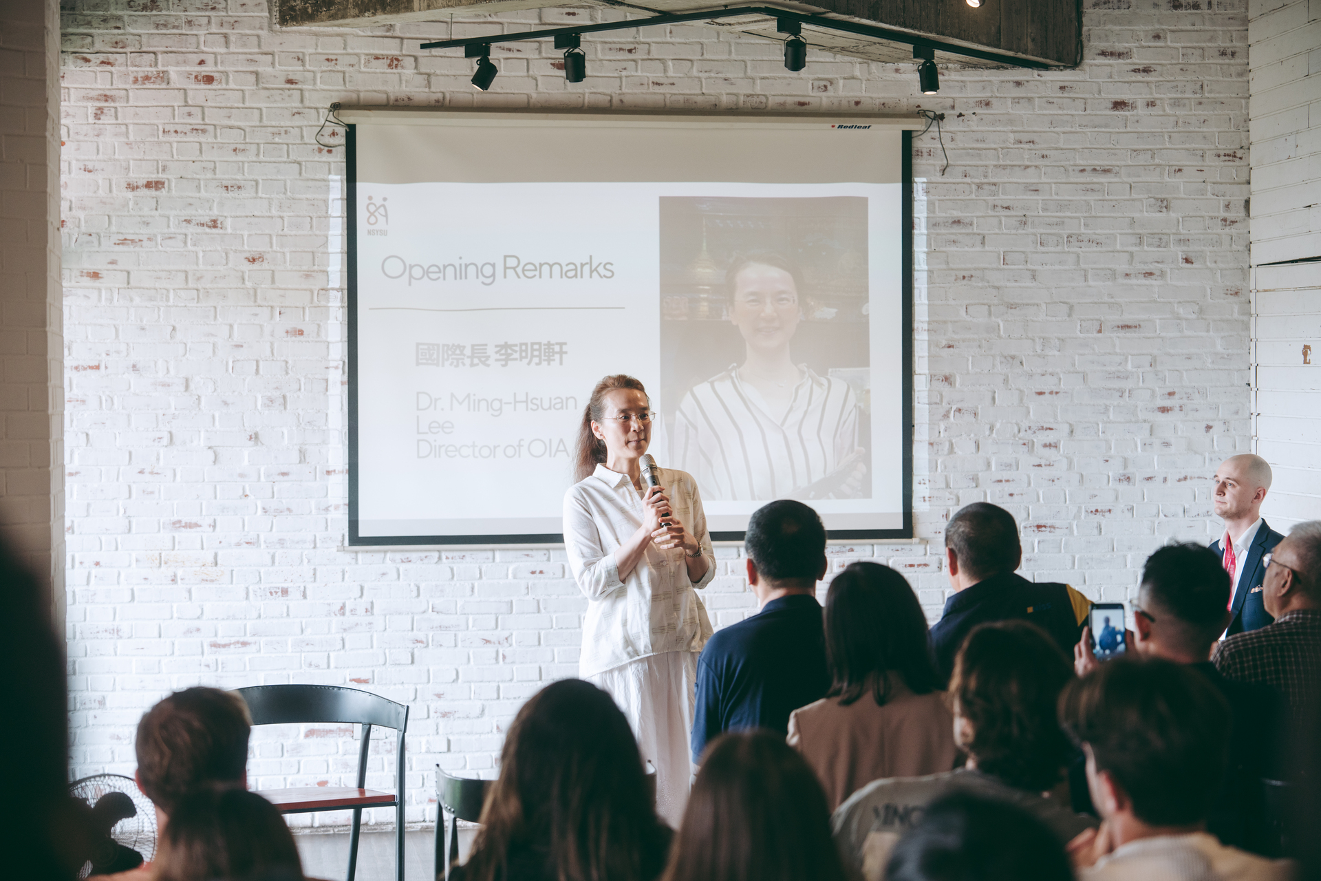 國際長李明軒致開幕詞，歡迎校友與學生參與「在台灣發展你的職涯：國際校友經驗分享」座談會圖片