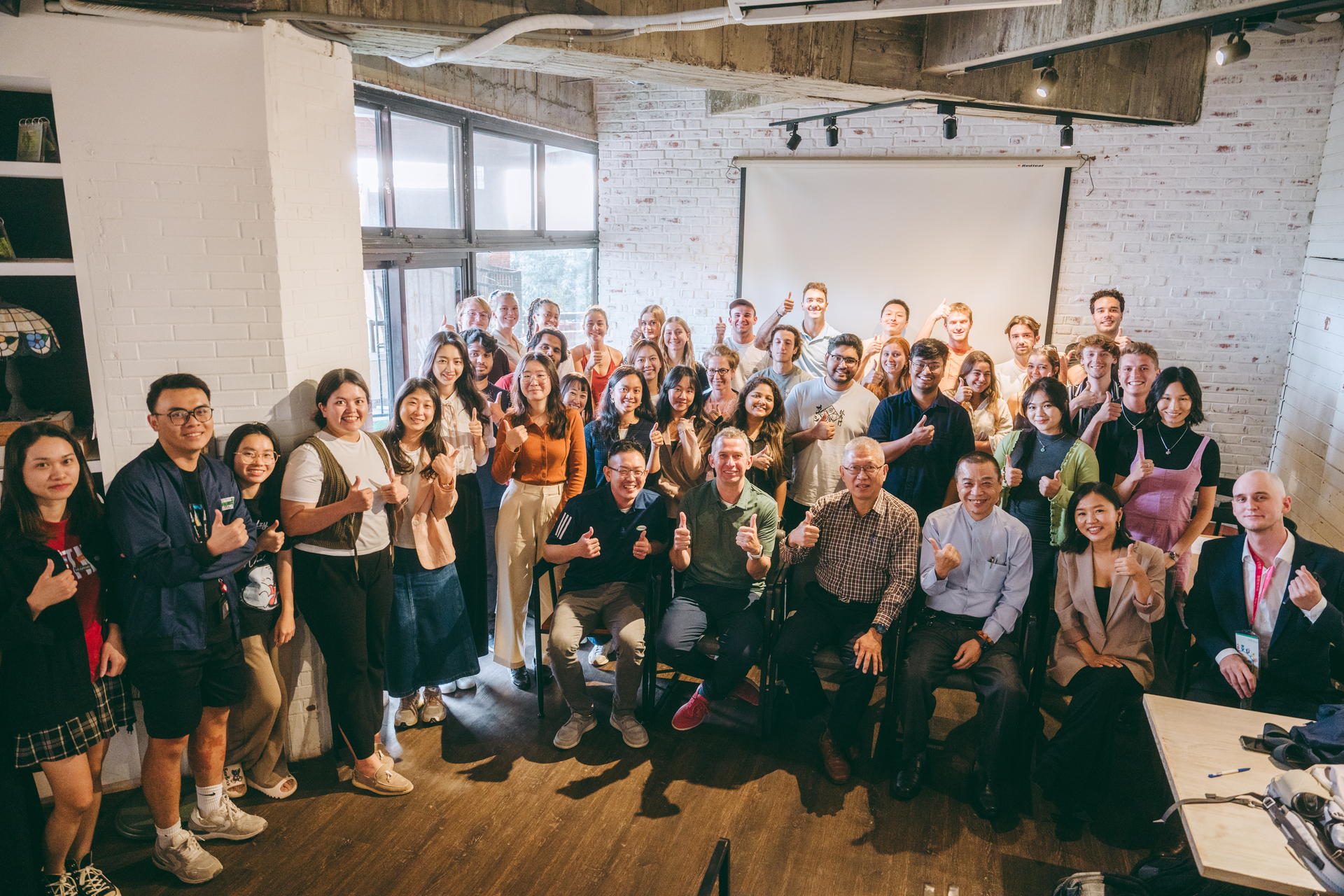 國際校友、產業貴賓與學生於活動結束後合影，展現多元文化與跨國交流的活力圖片